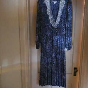 Elegant Long Sleeve Paisley Dress with Lace Trim